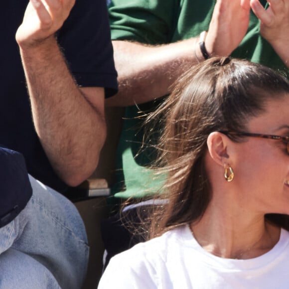 Pierre Niney et sa compagne Natasha Andrews - Célébrités dans les tribunes de la finale homme des Internationaux de France de tennis de Roland Garros 2024 à Paris le 9 juin 2024. © Jacovides-Moreau/Bestimage 
