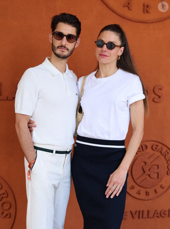 Pierre Niney et sa compagne Natasha Andrews - Célébrités au village lors des Internationaux de France de tennis de Roland Garros 2024 à Paris le 9 juin 2024. 