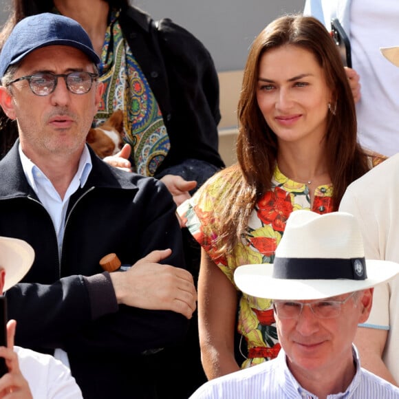 Demi Moore, Gad Elmaleh et son fils Noé Elmaleh dans les tribunes lors des Internationaux de France de Tennis de Roland Garros 2022. Paris, le 5 juin 2022. © Dominique Jacovides/Bestimage 