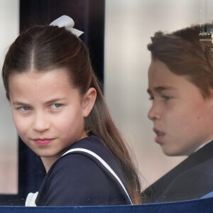 Ils ont même pu voir la superstar américaine avant son concert, une rencontre qui a failli tomber à l'eau car ils étaient en retard
La princesse Charlotte, le prince George - Les membres de la famille royale britannique au balcon du Palais de Buckingham lors de la parade militaire "Trooping the Colour" à Londres le 15 juin 2024 © Julien Burton / Bestimage