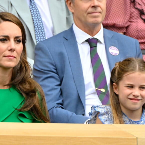 Finalement, ils ont pu poser avec la chanteuse et montrer la photo à leur maman Kate, en pleine chimiothérapie
Tennis : Wimbledon 2023 - Angleterre - Finale simple Messieurs- Victoire de Carlos Alcaraz Espagne contre Novak Djokovic Serbie - Kate Middleton avec sa fille la Princesse Charlotte