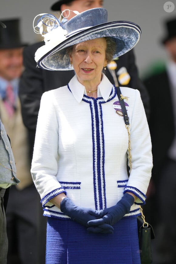 Anne du Royaume-Uni (73 ans) souffre de blessures et commotion cérébrale mineures après cet accident qui a eu lieu à Gatcombe Park, sa résidence royale
La princesse Anne d'Angleterre - La famille royale d'Angleterre aux courses hippiques "Royal Ascot 2024" à Ascot. Le 19 juin 2024 © Julien Burton / Bestimage