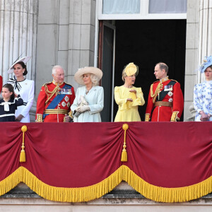 Une nouvelle inquiétante vient de faire surface à Buckingham Palace
Le prince William, prince de Galles, Catherine (Kate) Middleton, princesse de Galles, le prince George de Galles, le prince Louis de Galles, la princesse Charlotte de Galles, le roi Charles III d'Angleterre, Camilla Parker Bowles, reine consort d'Angleterre, Sophie Rhys-Jones, duchesse d'Edimbourg, le prince Edward, duc d'Edimbourg et Louise Mountbatten-Windsor (Lady Louise Windsor), La princesse Anne - Les membres de la famille royale britannique au balcon du Palais de Buckingham lors de la parade militaire "Trooping the Colour" à Londres, Royaume Uni © Backgrid UK/Bestimage