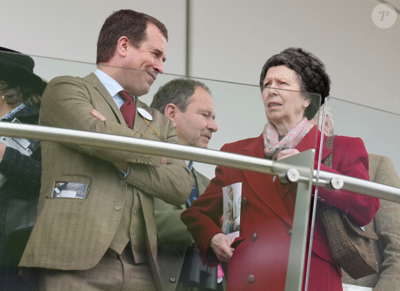 ainsi que Peter
Peter Phillips et sa mère la princess Anne à la Cheltenham Festival Gold Cup Day le 15 mars 2024