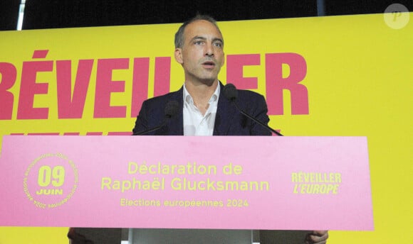 Raphaël Glucksmann lors de sa déclaration à l'issue des résultats du vote aux élections européennes à La Bellevilloise à Paris. Le 9 juin 2024 © Jonathan Rebboah / Panoramic / Bestimage