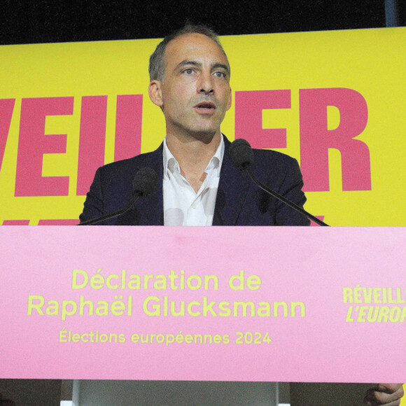 Raphaël Glucksmann lors de sa déclaration à l'issue des résultats du vote aux élections européennes à La Bellevilloise à Paris. Le 9 juin 2024 © Jonathan Rebboah / Panoramic / Bestimage