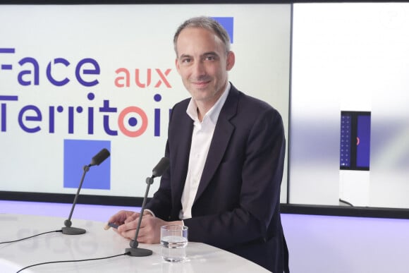 Exclusif - Raphaël Glucksmann sur le plateau de l'émission " Face aux territoires " présentée pa C.Viguier dans les studios de TV5 Monde à Paris, France, le 02 mai 2024. © Jack Tribeca/Bestimage