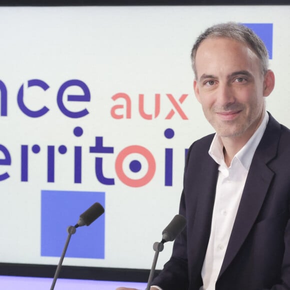 Exclusif - Raphaël Glucksmann sur le plateau de l'émission " Face aux territoires " présentée pa C.Viguier dans les studios de TV5 Monde à Paris, France, le 02 mai 2024. © Jack Tribeca/Bestimage