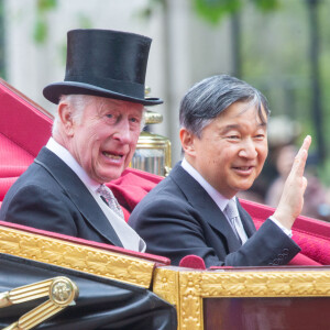 Charles III a accueilli l'empereur et l'impératrice du Japon malgré les épreuves ce mardi. 
Le roi Charles III d'Angleterre et l'empereur du Japon Naruhito en calèche lors de la cérémonie d'accueil à Londres. 