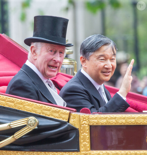 Charles III a accueilli l'empereur et l'impératrice du Japon malgré les épreuves ce mardi. 
Le roi Charles III d'Angleterre et l'empereur du Japon Naruhito en calèche lors de la cérémonie d'accueil à Londres. 