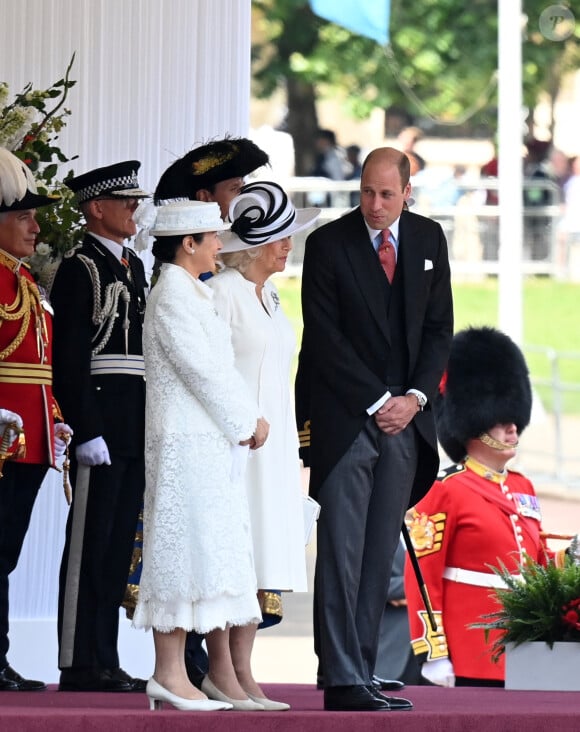 L'impératrice Masako du Japon, la reine consort Camilla, le prince William, prince de Galles - Le roi Charles III d'Angleterre et l'empereur du Japon Naruhito inspectent la garde d'honneur au pavillon royal à Londres le 25 juin 2024. L'empereur et l'impératrice du Japon sont en visite officielle au Royaume Uni du 25 au 28 juin 2024. 