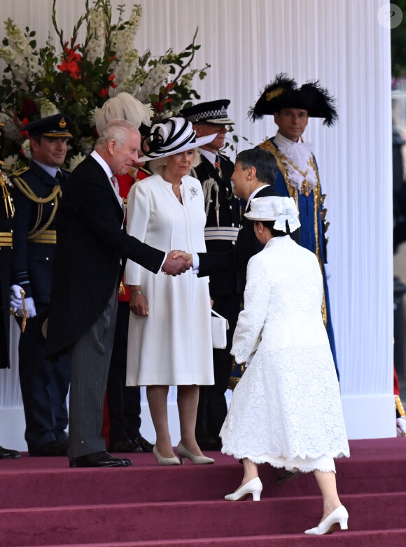 En effet, elle est allergique aux chevaux ! 
L'impératrice Masako du Japon, la reine consort Camilla, le prince William, prince de Galles - Le roi Charles III d'Angleterre et l'empereur du Japon Naruhito inspectent la garde d'honneur au pavillon royal à Londres le 25 juin 2024. L'empereur et l'impératrice du Japon sont en visite officielle au Royaume Uni du 25 au 28 juin 2024. 