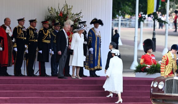 Le couple est arrivé à Londres pour une visite d'état jusqu'à vendredi. 
L'impératrice Masako du Japon, la reine consort Camilla, le prince William, prince de Galles - Le roi Charles III d'Angleterre et l'empereur du Japon Naruhito inspectent la garde d'honneur au pavillon royal à Londres le 25 juin 2024. L'empereur et l'impératrice du Japon sont en visite officielle au Royaume Uni du 25 au 28 juin 2024. 