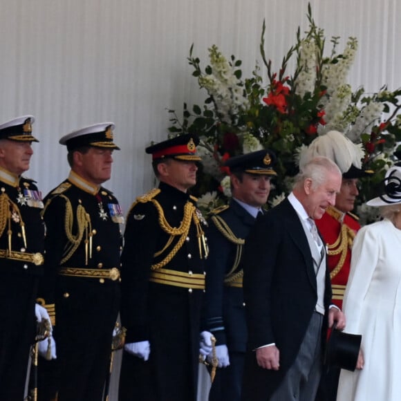 Le couple est arrivé à Londres pour une visite d'état jusqu'à vendredi. 
L'impératrice Masako du Japon, la reine consort Camilla, le prince William, prince de Galles - Le roi Charles III d'Angleterre et l'empereur du Japon Naruhito inspectent la garde d'honneur au pavillon royal à Londres le 25 juin 2024. L'empereur et l'impératrice du Japon sont en visite officielle au Royaume Uni du 25 au 28 juin 2024. 