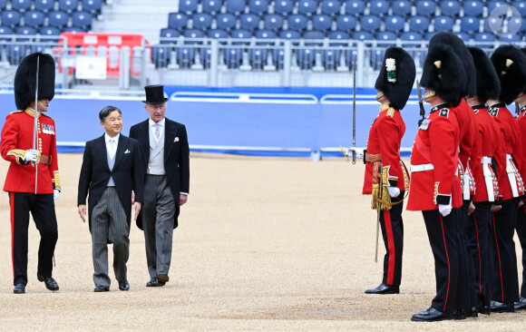 Et ont débuté un programme très chargé. 
Le roi Charles III d'Angleterre et l'empereur du Japon Naruhito inspectent la garde d'honneur au pavillon royal à Londres le 25 juin 2024. L'empereur et l'impératrice du Japon sont en visite officielle au Royaume Uni du 25 au 28 juin 2024. 