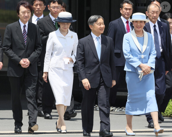 L'empereur japonais Naruhito et l'impératrice Masako s'apprêtent à prendre l'avion à Tokyo pour être reçus par le couple royal britannique à Londres, le 21 juin 2024. Le prince héritier Akishino et la princesse héritière Kiko saluent respectueusement l'empereur et l'impératrice avant leur départ pour le Royaume-Uni. 