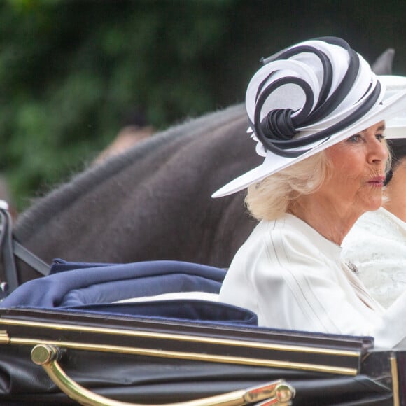 L'impératrice du Japon Masako porte un masque lors du trajet en calèche du pavillon royal à Buckingham palace à Londres le 25 juin 2024. © Tayfun Salci/ZUMA Press Wire / Bestimage 