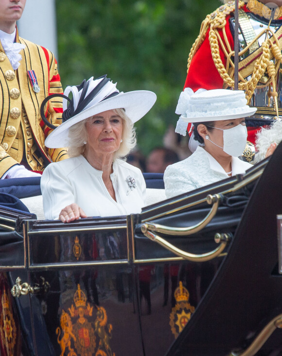 L'impératrice, quant à elle, a souffert d'une gaffe de Charles III. 
L'impératrice du Japon Masako porte un masque lors du trajet en calèche du pavillon royal à Buckingham palace à Londres le 25 juin 2024. © Tayfun Salci/ZUMA Press Wire / Bestimage 