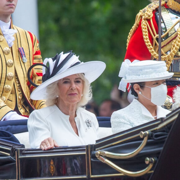 L'impératrice, quant à elle, a souffert d'une gaffe de Charles III. 
L'impératrice du Japon Masako porte un masque lors du trajet en calèche du pavillon royal à Buckingham palace à Londres le 25 juin 2024. © Tayfun Salci/ZUMA Press Wire / Bestimage 