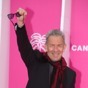 François Feldman au photocall de la cérémonie d'ouverture de la 5ème saison du festival International des Séries "Canneseries" à Cannes, France, le 1er avril 2022. © Denis Guignebourg/BestImage 