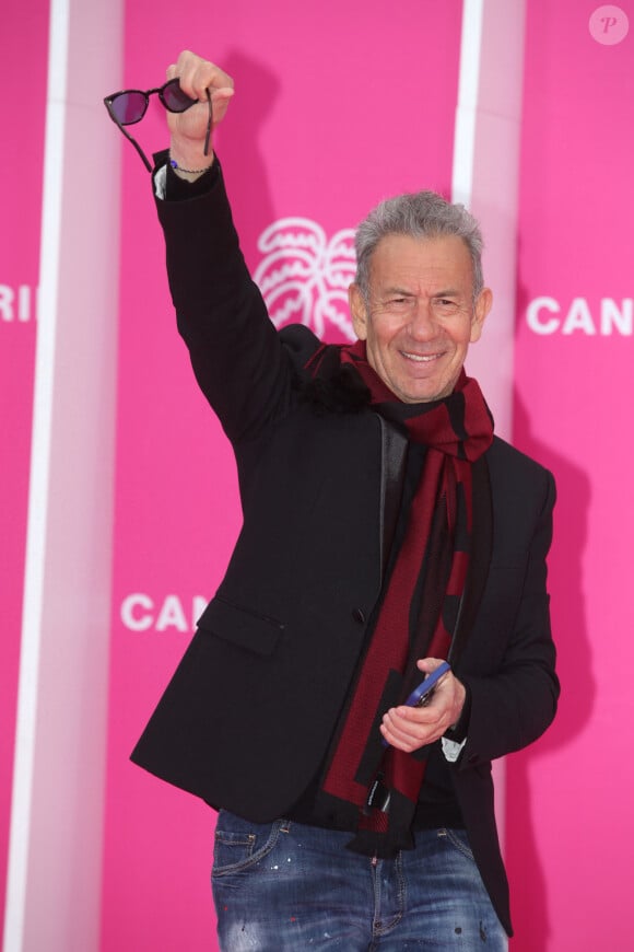 François Feldman au photocall de la cérémonie d'ouverture de la 5ème saison du festival International des Séries "Canneseries" à Cannes, France, le 1er avril 2022. © Denis Guignebourg/BestImage 