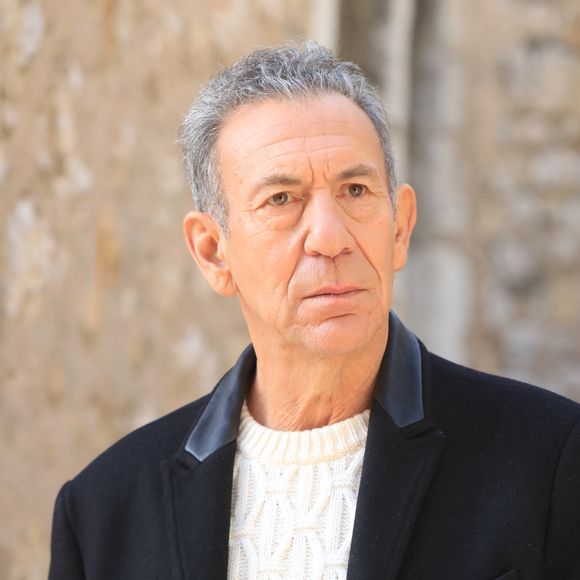 
Exclusif - François Feldman sur le tournage de son clip vidéo "Le sel de la vie" à Eze. C'est dans le cadre du vieux village d'Eze que François Feldman a choisi d'enregistrer le clip vidéo d'une de ses chansons "Le sel de la vie" extrait de son nouvel album "Latino" en hommage à son ami de longue date Jean-Marc Moreau, ancien président de la SACEM et parolier de nombreux tubes avec François Feldman. Le Sel de la vie figure parmi les derniers titres que Jean-Marie Moreau a écrit pour son ami François Feldman, juste avant son décès le 29 octobre 2020. Le clip tourné à Èze par le chanteur est presque devoir de mémoire pour son compagnon de route. © Franz Chavaroche/Nice Matin/Bestimage 