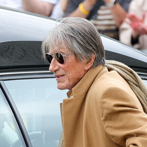 Jacques Dutronc et son fils Thomas Dutronc - Arrivées aux obsèques de l'auteure-compositrice-interprète et actrice française Françoise Hardy au crématorium du cimetière du Père-Lachaise à Paris, France, le 20 juin 2024. © Jacovides-Moreau/Bestimage 