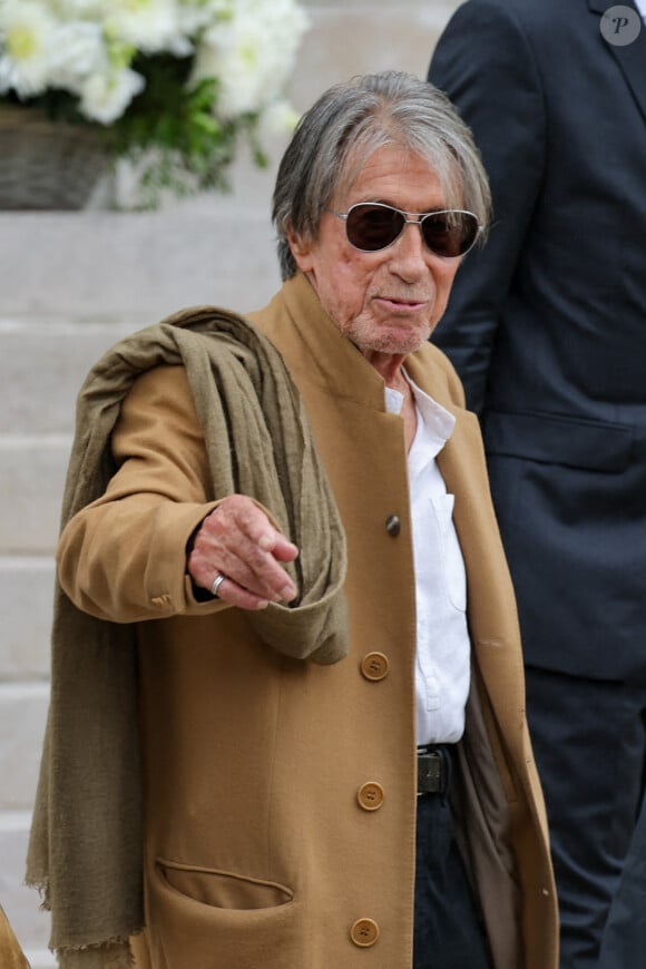 Jacques Dutronc et sa compagne Sylvie Duval - Sortie des obsèques de l'auteure-compositrice-interprète et actrice française Françoise Hardy au crématorium du cimetière du Père-Lachaise à Paris, France, le 20 juin 2024. © Jacovides-Moreau/Bestimage 