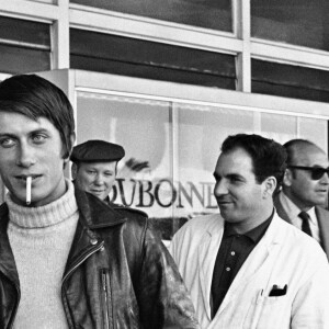 Françoise Hardy et Jacques Dutronc à l'aéroport de Nice en 1967. A cette époque Françoise et Jacques ne sont pas encore en couple, ils se rendent à Cannes pour le MIDEM. © Charles Bebert / Bestimage 