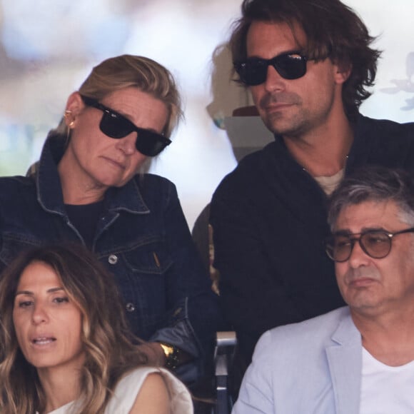 Bertrand Chameroy, Anne-Elisabeth Lemoine - Célébrités dans les tribunes de la finale homme des Internationaux de France de tennis de Roland Garros 2024 à Paris le 9 juin 2024. © Jacovides-Moreau/Bestimage 