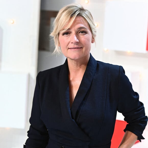 Notamment à cette surprenante anecdote sur son père.
Exclusif - Anne-Elisabeth Lemoine - Enregistrement de l'émission "Vivement Dimanche", présentée par M.Drucker et diffusée le 19 novembre sur France 3, au Studio Gabriel à Paris © Guillaume Gaffiot / Bestimage