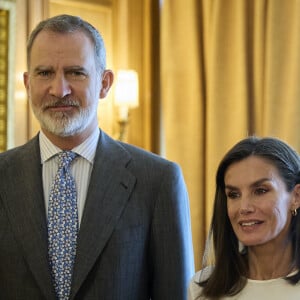 Accompagnée de son mari Felipe, elle était très estivale !
Letizia d'Espagne, Felipe d'Espagne - Réception du président de la Motion Picture Association, Charles H. Rivkin, en voyage en Espagne pour la première fois pour la cérémonie des MPA Awards. 27 juin 2024, Palais de la Zarzuela, Madrid.