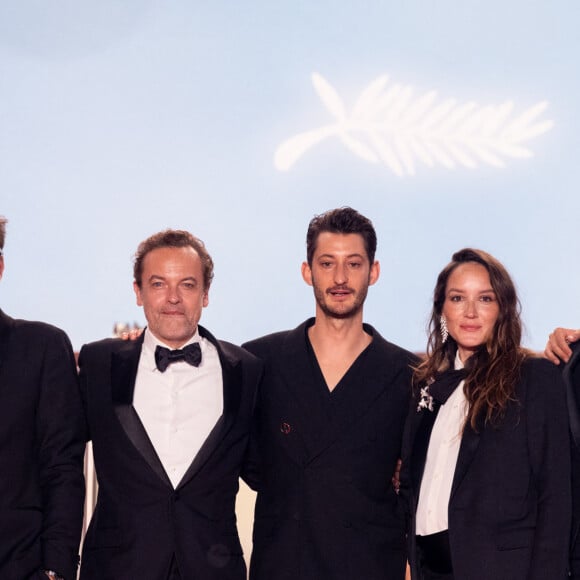 Julie De Bona, Alexandre de La Patellière, Patrick Mille, Pierre Niney, Anaïs Demoustier (enceinte), Julien De Saint-Jean - Descente des marches du film " Le comte de Monte-Cristo " lors du 77ème Festival International du Film de Cannes, au Palais des Festivals à Cannes. Le 22 mai 2024 © Jacovides-Moreau / Bestimage 