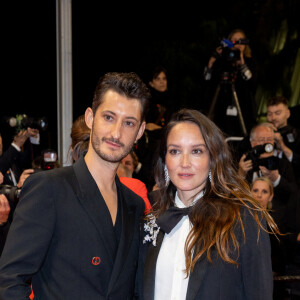 Pierre Niney et Anaïs Demoustier (enceinte) - Descente des marches du film " Le comte de Monte-Cristo " lors du 77ème Festival International du Film de Cannes, au Palais des Festivals à Cannes. Le 22 mai 2024 © Olivier Borde / Bestimage 