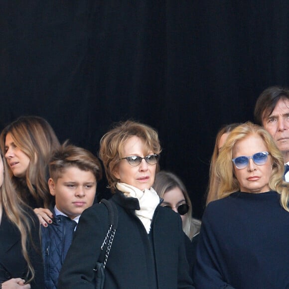 Estelle Lefébure, sa fille Emma, Alexandra Pastor, Cameron, Nathalie Baye, Sylvie Vartan et son mari Tony Scotti - Arrivées des personnalités en l'église de La Madeleine pour les obsèques de Johnny Hallyday à Paris le 8 decembre 2017. © Veeren/Bestimage 