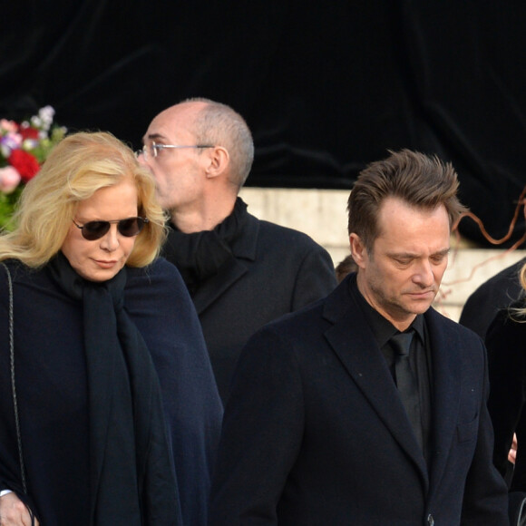 Il s'agit de Jean-Jacques Debout, mari de Chantal Goya
Jean-Jacques Debout, Sylvie Vartan, David Hallyday et Laura Smet - Sorties de l'église de la Madeleine après les obsèques de Johnny Hallyday à Paris le 9 décembre 2017. © Veeren / Bestimage 