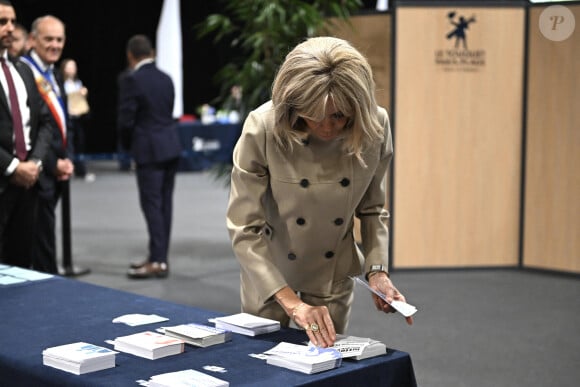 La Première Dame Brigitte Macron vote pour le premier tour des législatives à la salle des Quatre Saisons au Touquet, France, le 30 juin 2024. © Jeanne Accorsini/Pool/Bestimage 