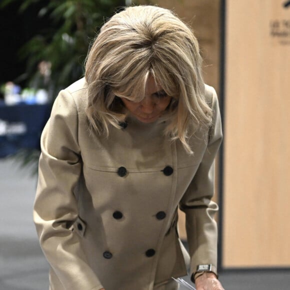 La Première Dame Brigitte Macron vote pour le premier tour des législatives à la salle des Quatre Saisons au Touquet, France, le 30 juin 2024. © Jeanne Accorsini/Pool/Bestimage 