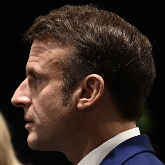 Le président de la République Emmanuel Macron et sa femme la Première Dame Brigitte Macron votent pour le premier tour des législatives à la salle des Quatre Saisons au Touquet, France, le 30 juin 2024. © Jeanne Accorsini/Pool/Bestimage 