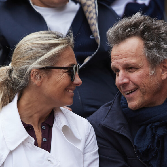 Anne-Sophie Lapix et son mari Arthur Sadoun dans les tribunes au même moment dans les tribunes des Internationaux de France de tennis de Roland Garros 2024 à Paris, France, le 2 juin 2024. © Jacovides-Moreau/Bestimage 