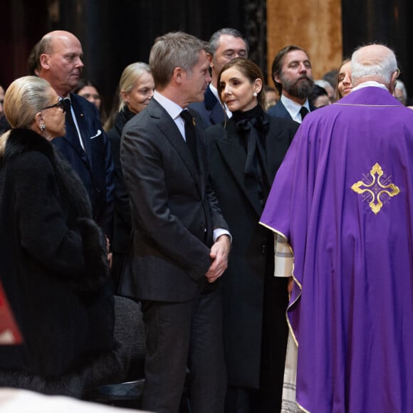 Emmanuel-Philibert est père de deux filles avec Clotilde Courau
Eleonora Rajneri, Le prince Serge de Yougoslavie, Le prince Aimone et la princesse Olga de Savoie Aoste, Marina Ricolfi Doria, Le prince Emmanuel-Philibert de Savoie, La princesse Clotilde Courau de Savoie, , La princesse Luisa de Savoie - La cérémonie funéraire de Victor Emmanuel de Savoie, fils du dernier roi d'Italie, en la cathédrale Saint-Jean-Baptiste de Turin, le 10 février 2024