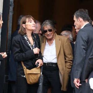 Sylvie Duval et Jacques Dutronc quittant la cérémonie des funérailles de la chanteuse française Françoise Hardy au crématorium du Père Lachaise à Paris, France, le 20 juin 2024. Photo par Raphael Lafargue/ABACAPRESS.COM