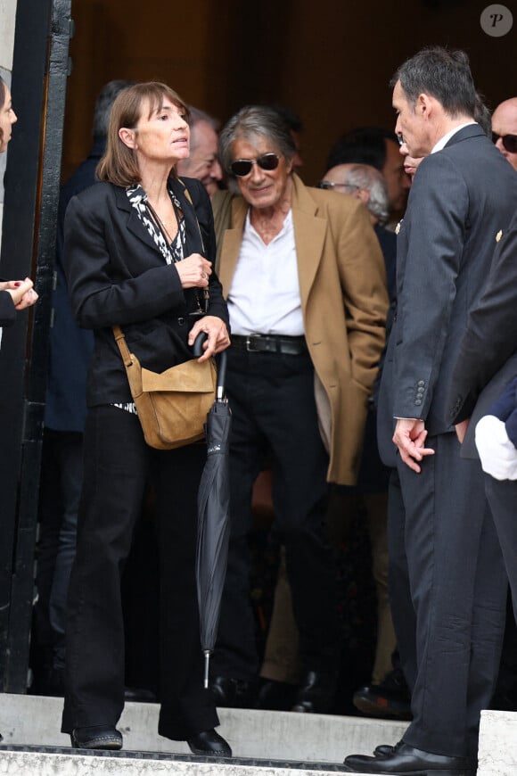 Sylvie Duval et Jacques Dutronc quittant la cérémonie des funérailles de la chanteuse française Françoise Hardy au crématorium du Père Lachaise à Paris, France, le 20 juin 2024. Photo par Raphael Lafargue/ABACAPRESS.COM