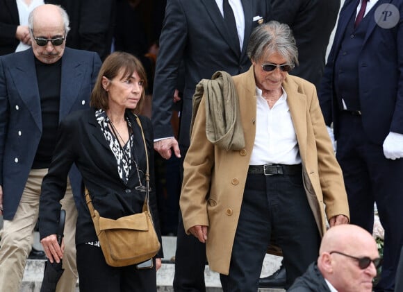 Sylvie Duval et Jacques Dutronc quittant la cérémonie des funérailles de la chanteuse française Françoise Hardy au crématorium du Père Lachaise à Paris, France, le 20 juin 2024. Photo par Raphael Lafargue/ABACAPRESS.COM