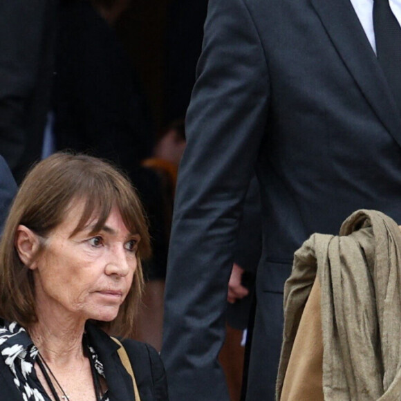 Sylvie Duval et Jacques Dutronc quittant la cérémonie des funérailles de la chanteuse française Françoise Hardy au crématorium du Père Lachaise à Paris, France, le 20 juin 2024. Photo par Raphael Lafargue/ABACAPRESS.COM