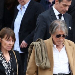 Sylvie Duval et Jacques Dutronc quittant la cérémonie des funérailles de la chanteuse française Françoise Hardy au crématorium du Père Lachaise à Paris, France, le 20 juin 2024. Photo par Raphael Lafargue/ABACAPRESS.COM