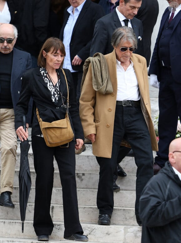 Sylvie Duval et Jacques Dutronc quittant la cérémonie des funérailles de la chanteuse française Françoise Hardy au crématorium du Père Lachaise à Paris, France, le 20 juin 2024. Photo par Raphael Lafargue/ABACAPRESS.COM