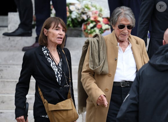 Sylvie Duval et Jacques Dutronc quittant la cérémonie des funérailles de la chanteuse française Françoise Hardy au crématorium du Père Lachaise à Paris, France, le 20 juin 2024. Photo par Raphael Lafargue/ABACAPRESS.COM