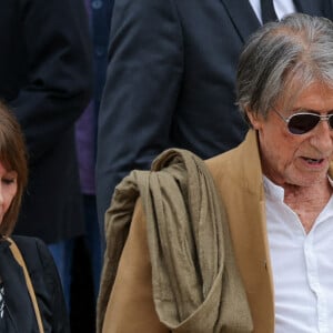 Jacques Dutronc et sa compagne Sylvie Duval - Sortie des obsèques de l'auteure-compositrice-interprète et actrice française Françoise Hardy au crématorium du cimetière du Père-Lachaise à Paris, France, le 20 juin 2024. © Jacovides-Moreau/Bestimage 