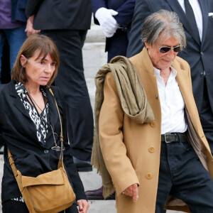 Depuis 30 ans, Jacques Dutronc vit avec Sylvie Duval.
Jacques Dutronc et sa compagne Sylvie Duval - Sortie des obsèques de l'auteure-compositrice-interprète et actrice française Françoise Hardy au crématorium du cimetière du Père-Lachaise à Paris, France. © Jacovides-Moreau/Bestimage